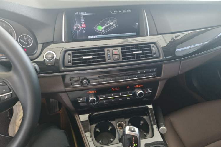Used BMW 5 Series 2017 525Li Luxury Design Package Audio And AC Panel