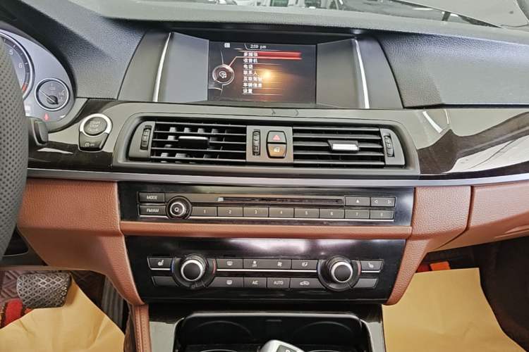 Used BMW 5 Series 2017 525Li Leading Model Audio And AC Panel