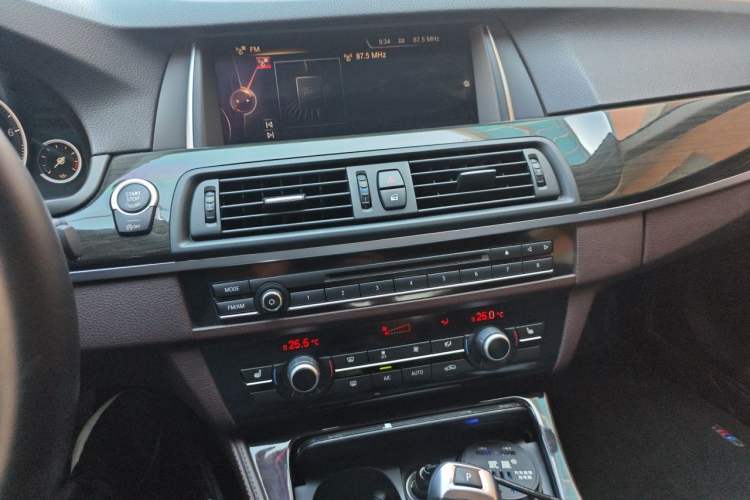 Used BMW 5 Series 2017 525Li Luxury Design Package Audio And AC Panel