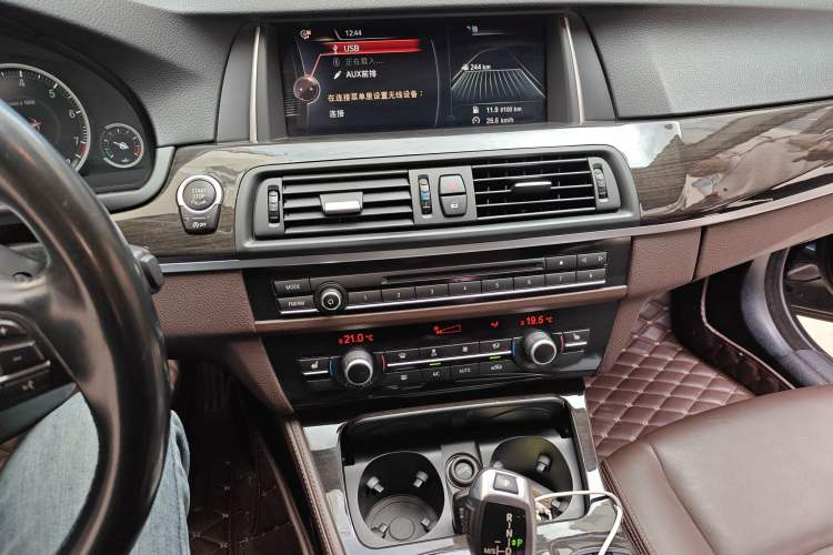 Used BMW 5 Series 2017 525Li Luxury Design Package Audio And AC Panel