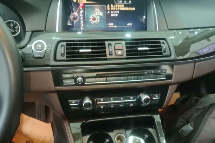 Used BMW 5 Series 2017 525Li Luxury Design Package Audio And AC Panel