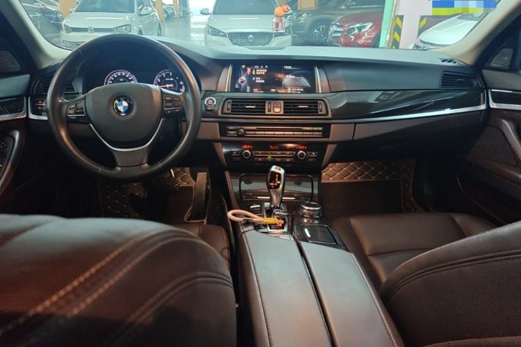 Used BMW 5 Series 2017 525Li Luxury Design Package Center Console