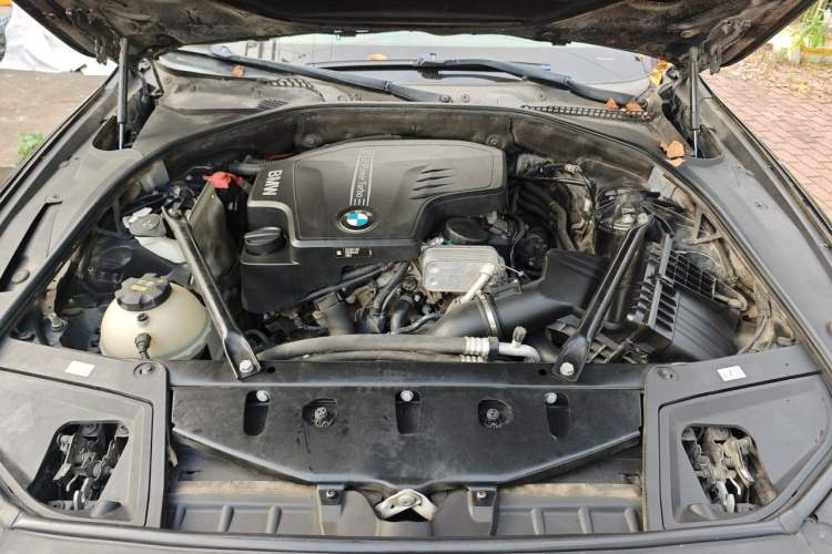 Used BMW 5 Series 2017 520Li Elegant Edition Engine Bay