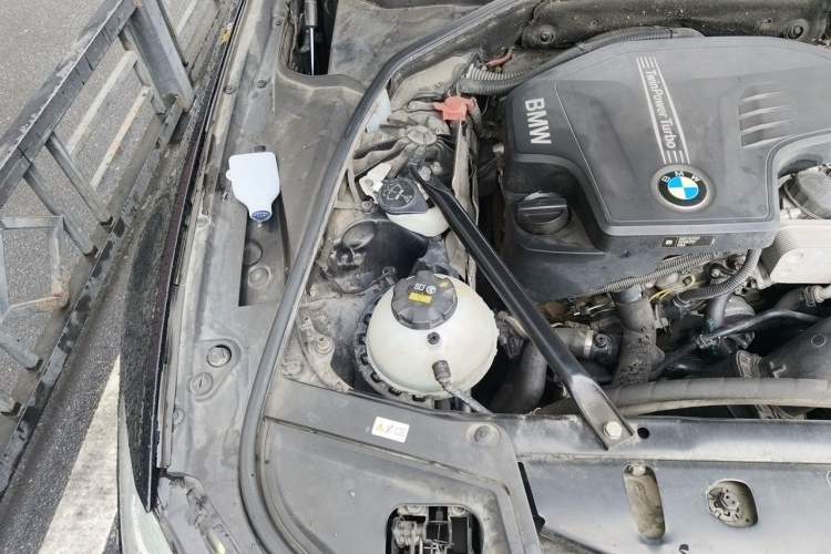 Used BMW 5 Series 2017 525Li Luxury Design Package Engine Bay Right