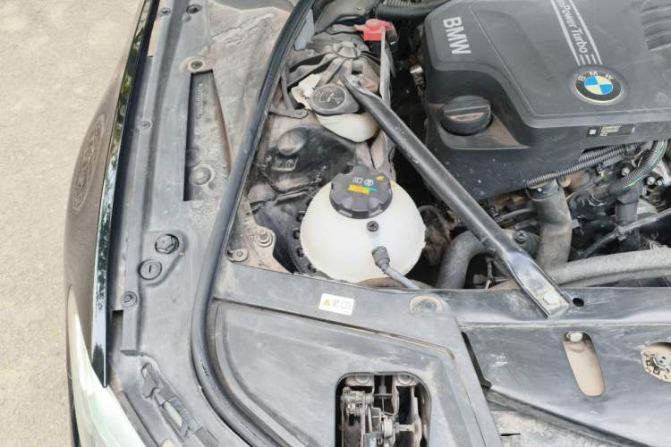 Used BMW 5 Series 2017 520Li Elegant Edition Engine Bay Right