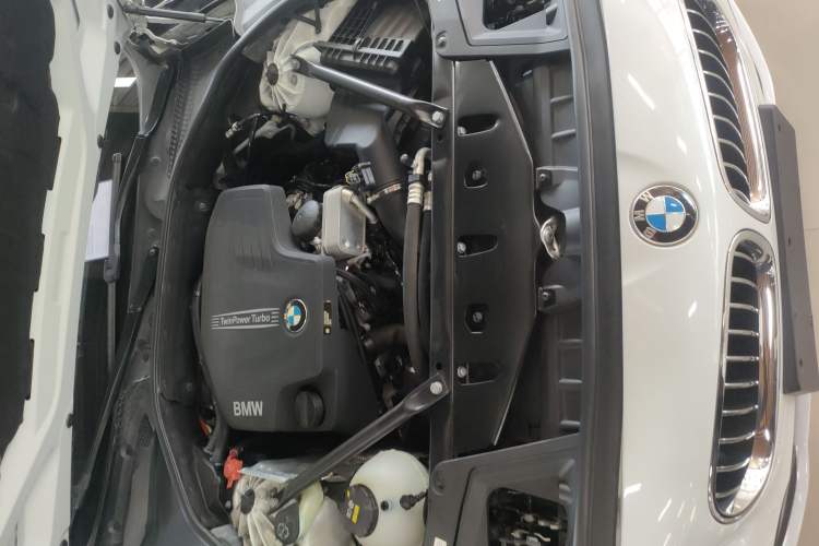 Used BMW 5 Series 2017 525Li Leading Model Engine Bay