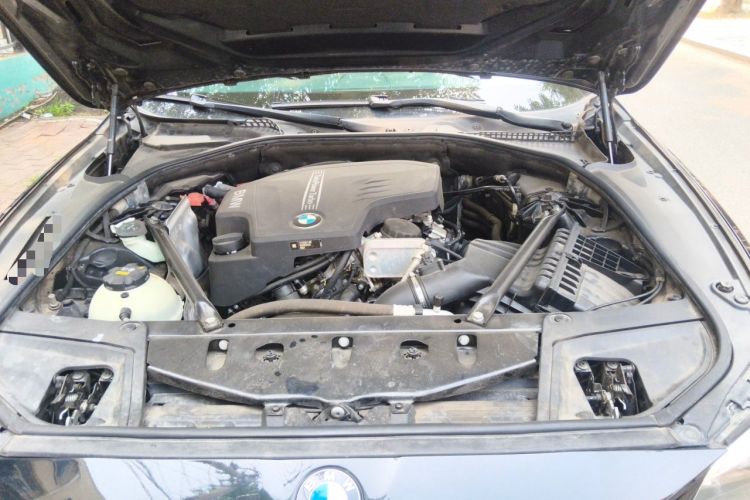 Used BMW 5 Series 2017 520Li Elegant Edition Engine Bay