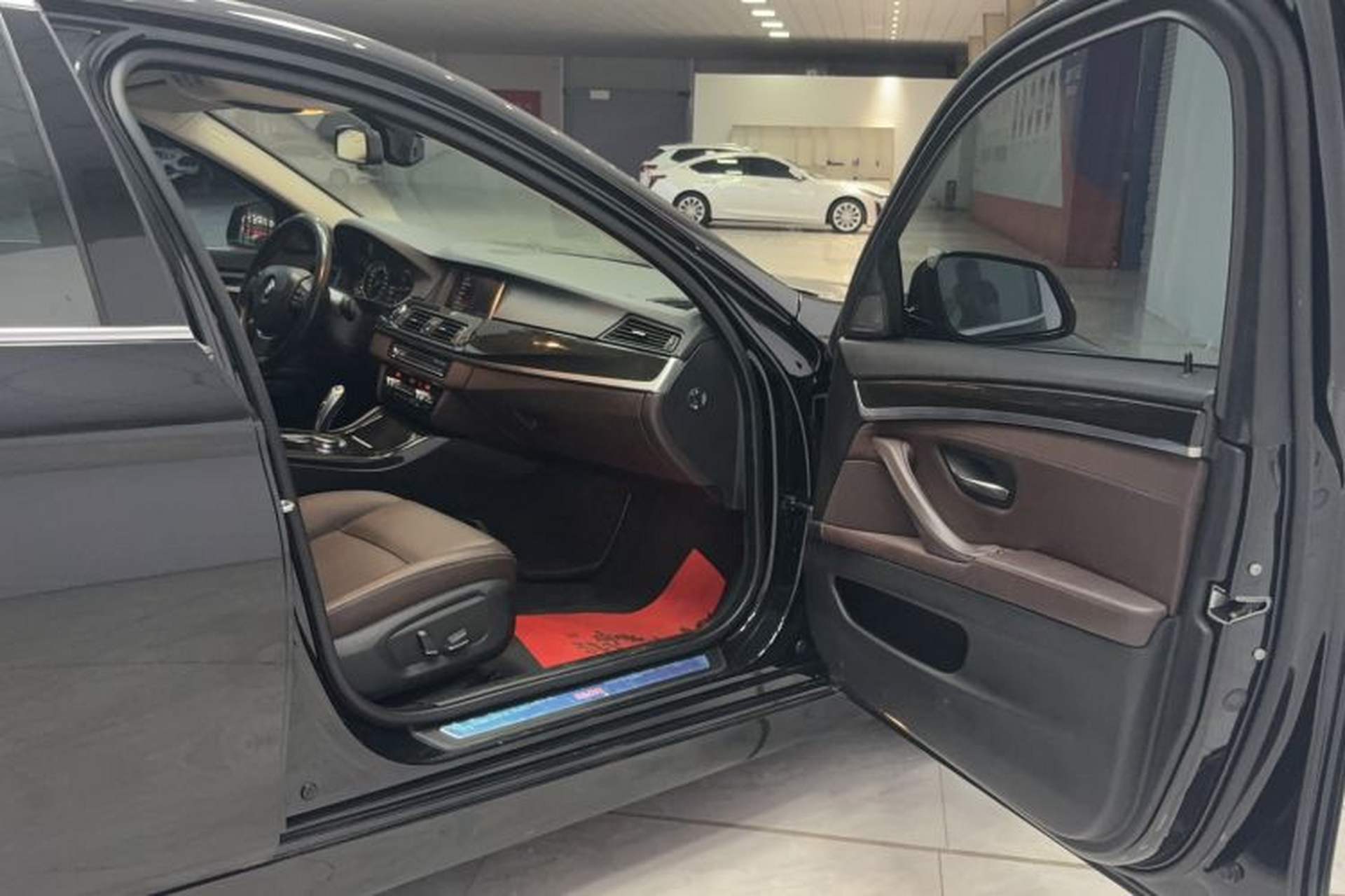 Used BMW 5 Series 2017 525Li Luxury Design Package Interior 5