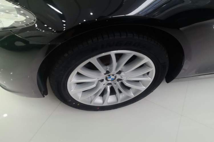 Used BMW 5 Series 2017 525Li Luxury Design Package Left Front Wheel Hub