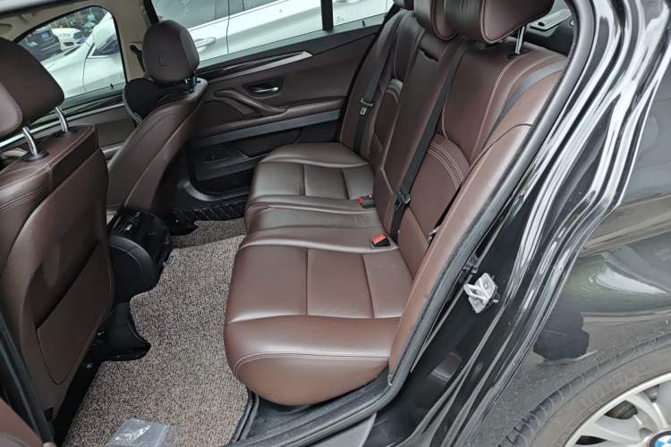 Used BMW 5 Series 2017 525Li Luxury Design Package Left Rear Seat