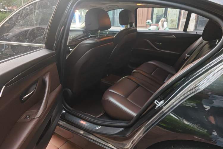 Used BMW 5 Series 2017 525Li Luxury Design Package Left Rear Seat