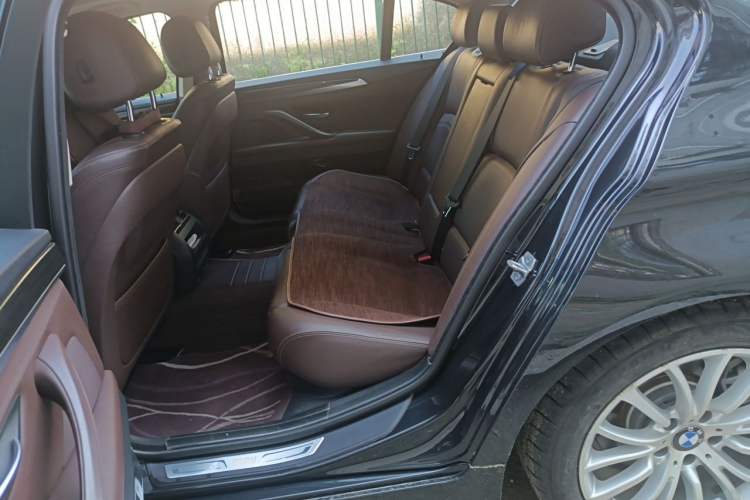 Used BMW 5 Series 2017 525Li Luxury Design Package Left Rear Seat