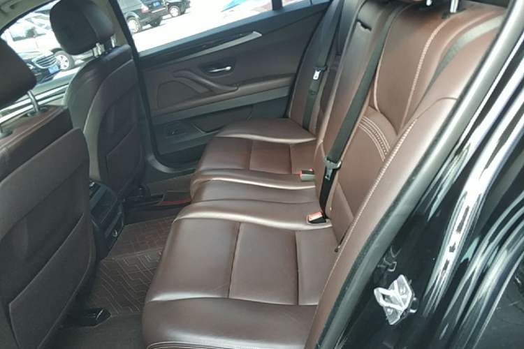 Used BMW 5 Series 2017 525Li Luxury Design Package Left Rear Seat