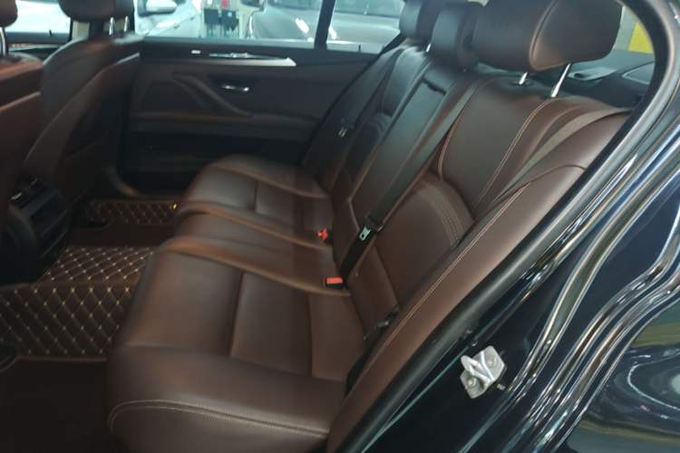 Used BMW 5 Series 2017 525Li Luxury Design Package Left Rear Seat