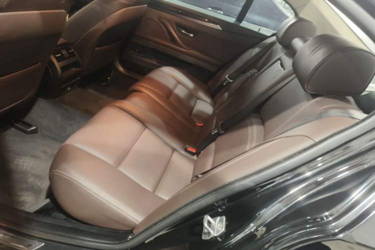 Used BMW 5 Series 2017 525Li Luxury Design Package Left Rear Seat