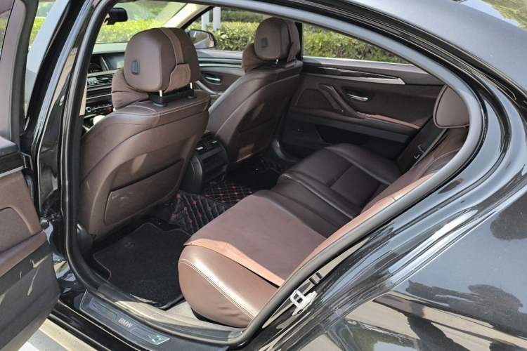 Used BMW 5 Series 2017 525Li Luxury Design Package Left Rear Seat