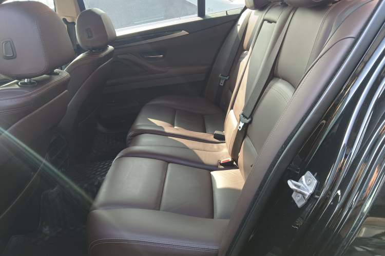 Used BMW 5 Series 2017 525Li Luxury Design Package Left Rear Seat