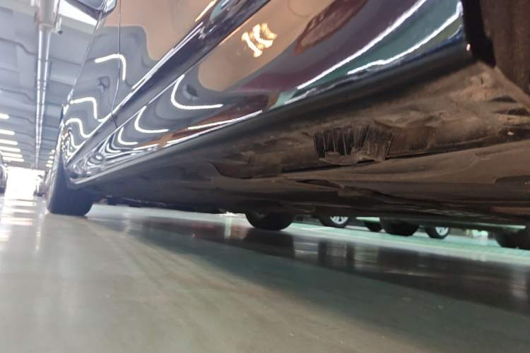 Used BMW 5 Series 2017 525Li Luxury Design Package Left Side Sill