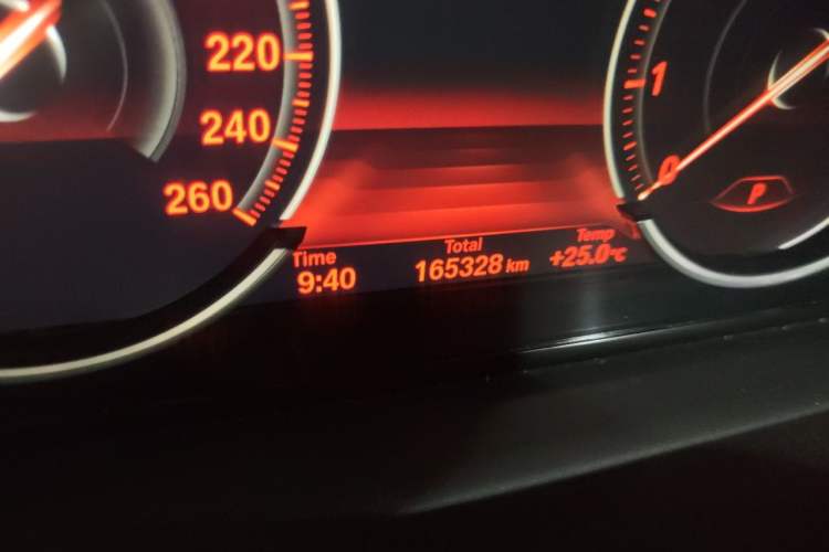 Used BMW 5 Series 2017 528Li Leading Model Odometer Close Up