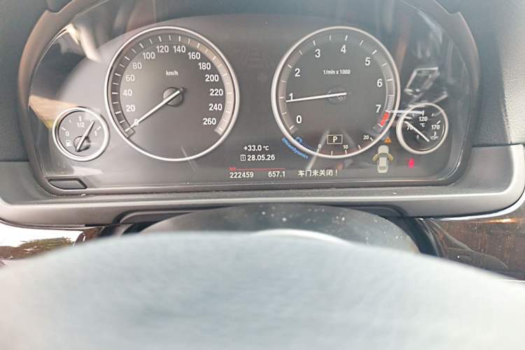 Used BMW 5 Series 2017 525Li Leading Model Odometer Close Up