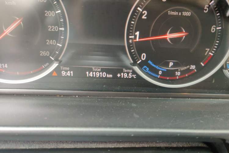 Used BMW 5 Series 2017 528Li Leading Model Odometer Close Up