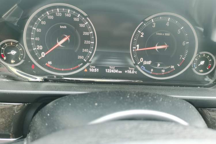 Used BMW 5 Series 2017 525Li Leading Model Odometer Close Up