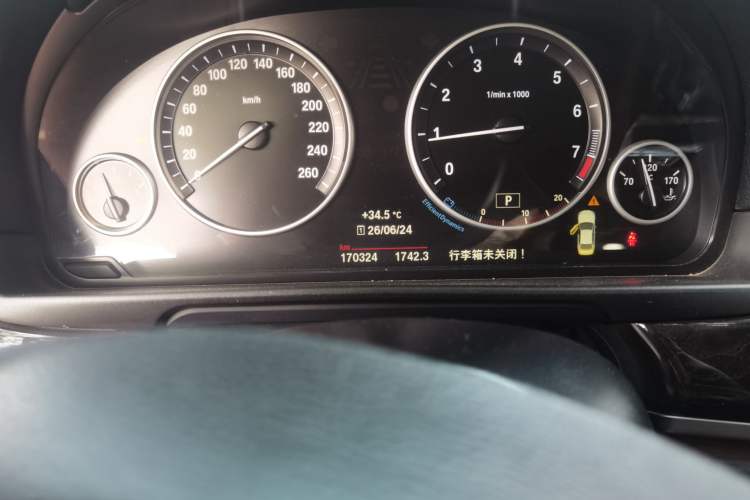 Used BMW 5 Series 2017 525Li Leading Model Odometer Close Up