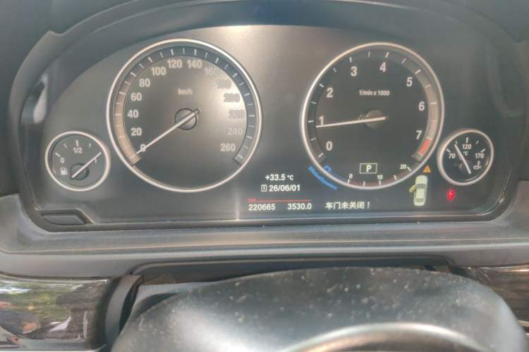 Used BMW 5 Series 2017 525Li Luxury Design Package Odometer Close Up