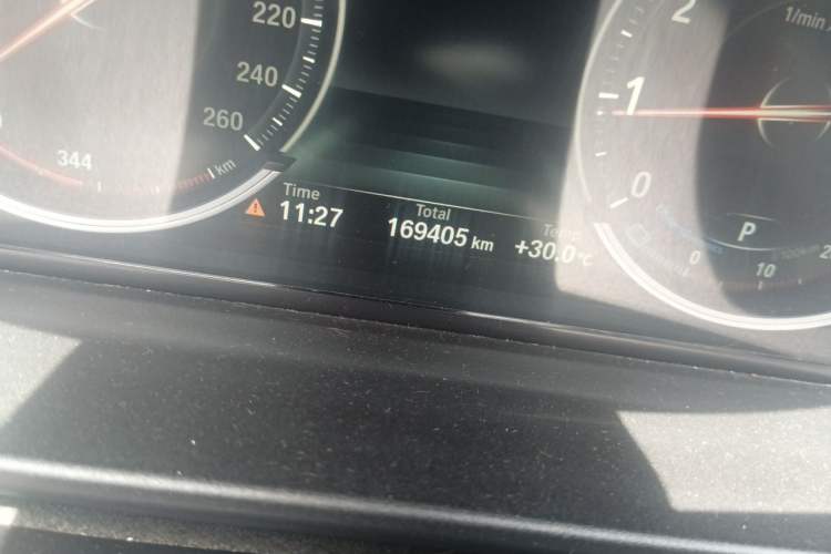 Used BMW 5 Series 2017 525Li Luxury Design Package Odometer Close Up