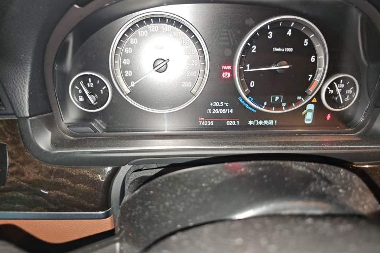 Used BMW 5 Series 2017 525Li Leading Model Odometer Close Up