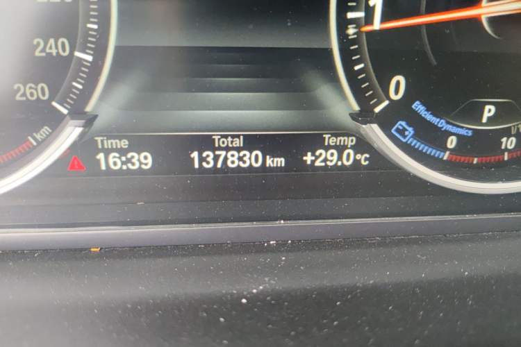 Used BMW 5 Series 2017 525Li Leading Model Odometer Close Up