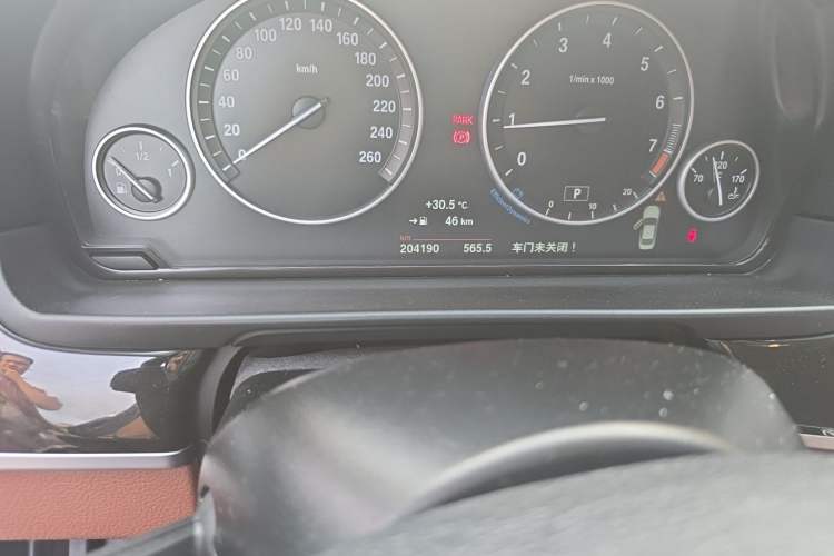 Used BMW 5 Series 2017 525Li Leading Model Odometer Close Up