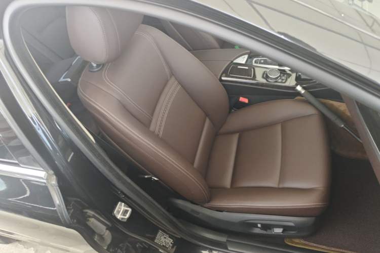 Used BMW 5 Series 2017 525Li Luxury Design Package Right Front Seat