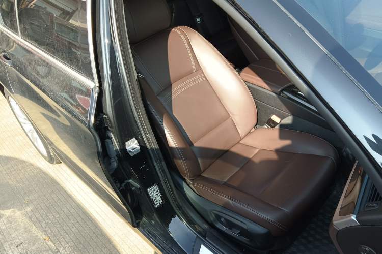 Used BMW 5 Series 2017 525Li Luxury Design Package Right Front Seat