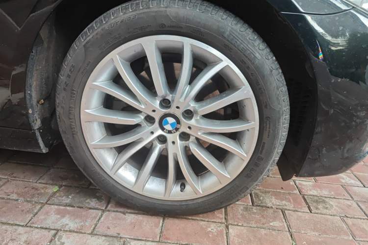 Used BMW 5 Series 2017 525Li Luxury Design Package Right Front Wheel Hub