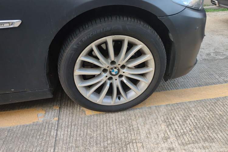 Used BMW 5 Series 2017 525Li Luxury Design Package Right Front Wheel Hub