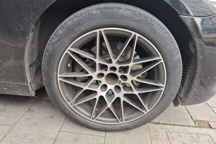 Used BMW 5 Series 2017 520Li Elegant Edition Right Front Wheel Hub