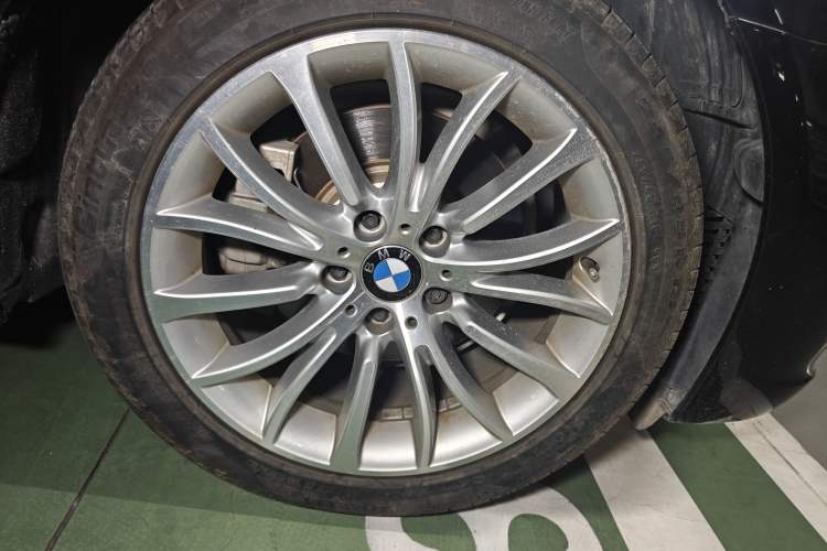 Used BMW 5 Series 2017 525Li Luxury Design Package Right Front Wheel Hub