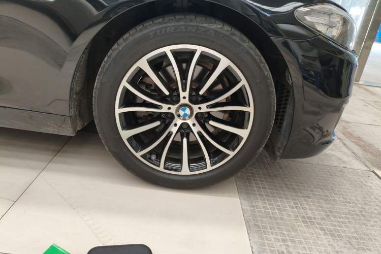Used BMW 5 Series 2017 525Li Luxury Design Package Right Front Wheel Hub
