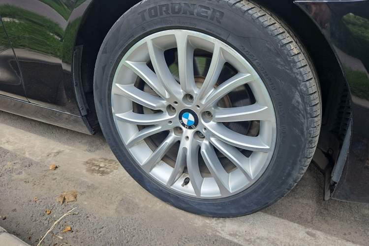 Used BMW 5 Series 2017 525Li Luxury Design Package Right Front Wheel Hub