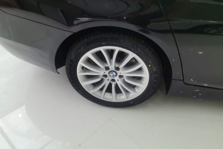 Used BMW 5 Series 2017 525Li Luxury Design Package Right Rear Wheel Hub