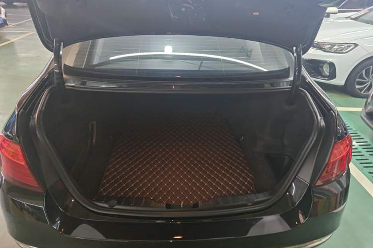 Used BMW 5 Series 2017 525Li Luxury Design Package Trunk