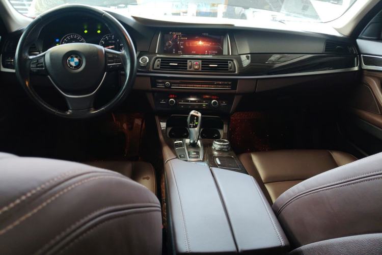 Used BMW 5 Series 2017 525Li Luxury Design Package Center Console