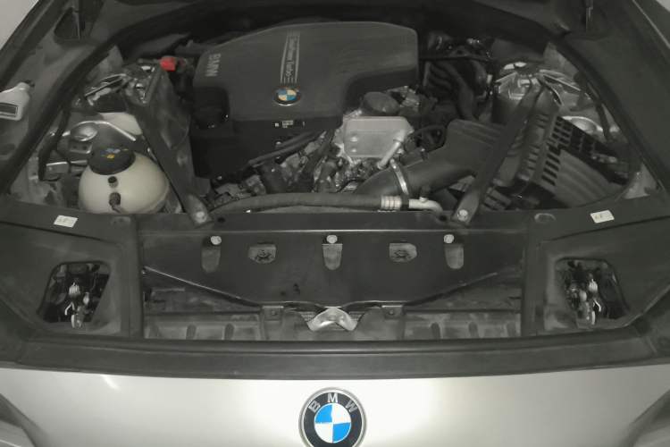 Used BMW 5 Series 2017 520Li Elegant Edition Engine Bay