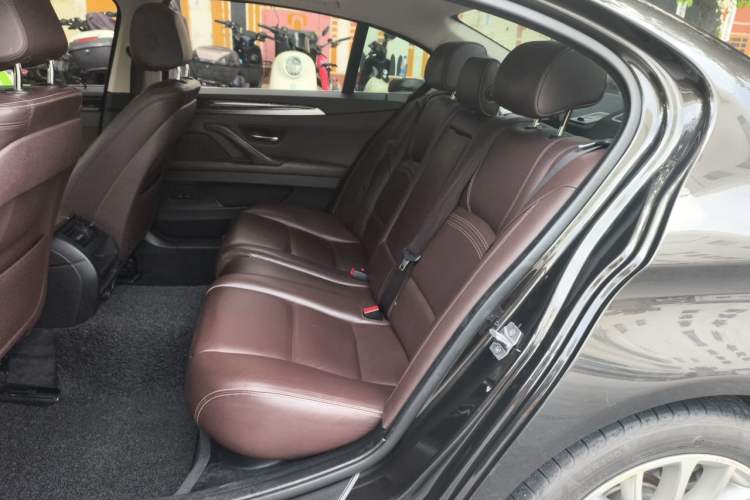 Used BMW 5 Series 2017 525Li Luxury Design Package Left Rear Seat