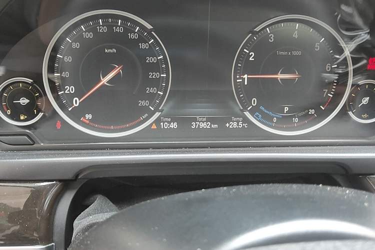 Used BMW 5 Series 2017 525Li Leading Model Odometer Close Up