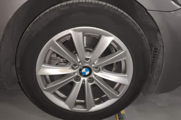 Used BMW 5 Series 2017 520Li Elegant Edition Right Front Wheel Hub
