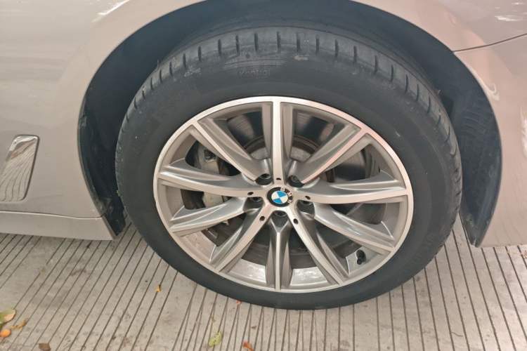 Used BMW 5 Series 2017 528Li Leading Model Right Front Wheel Hub