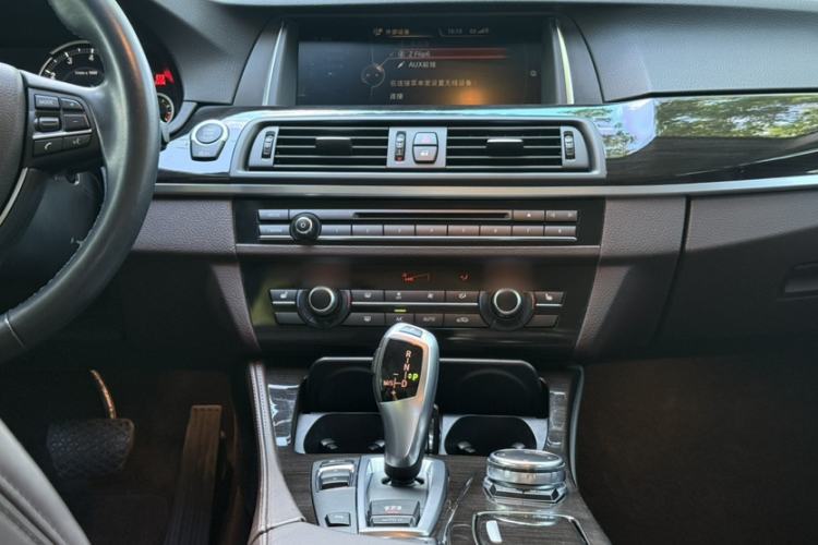 Used BMW 5 Series 2017 525Li Luxury Design Package Audio And AC Panel