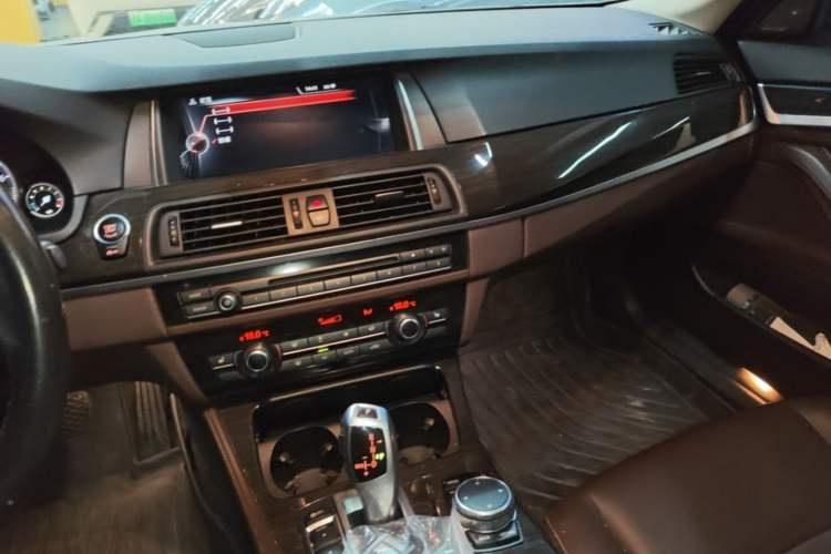 Used BMW 5 Series 2017 525Li Luxury Design Package Audio And AC Panel